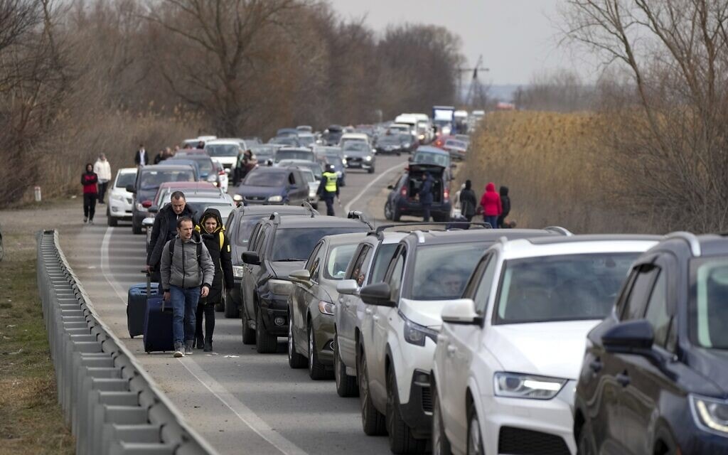 אזרחים אוקראינים עומדים בפקקי ענק בדרך להימלט מהמדינה, 26 בפברואר 2022 (צילום: AP Photo/Sergei Grits)