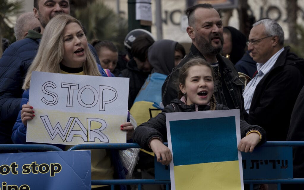 אזרחים ישראלים מפגינים נגד הפלישה לאוקראינה מול שגרירות רוסיה בתל אביב, 26 בפברואר 2022 (צילום: AP Photo/Maya Alleruzzo)