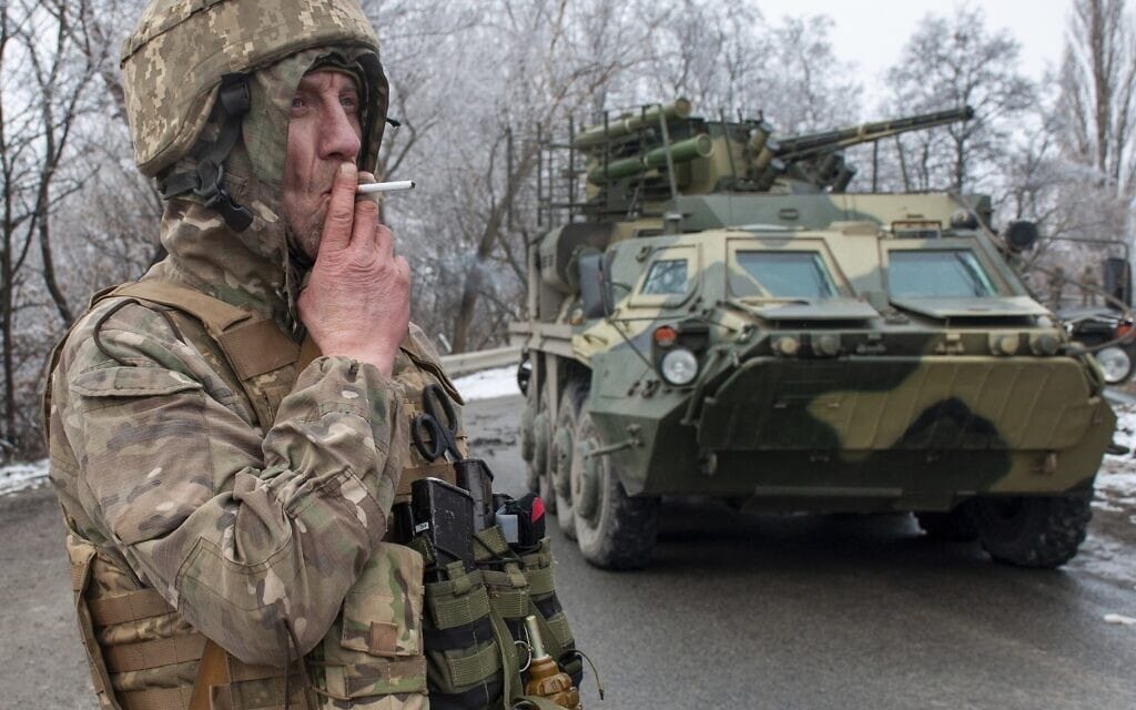 חיילי אוקראיני בעיר חארקיב, 26 בפברואר 2022 (צילום: AP Photo/Andrew Marienko)