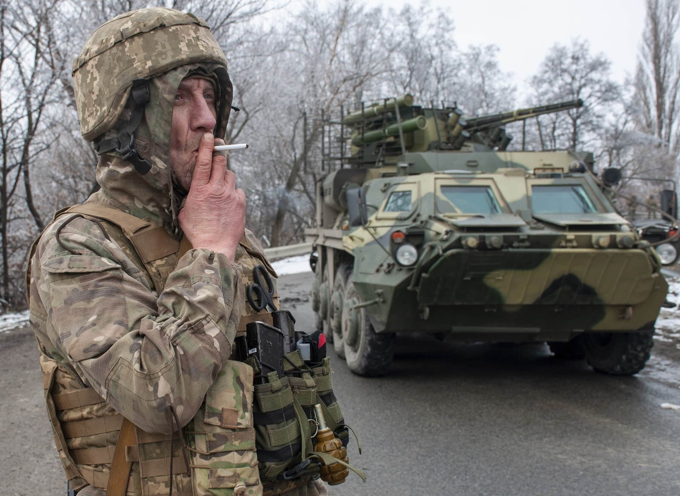 חיילי אוקראיני בעיר חארקיב, 26 בפברואר 2022 (צילום: AP Photo/Andrew Marienko)