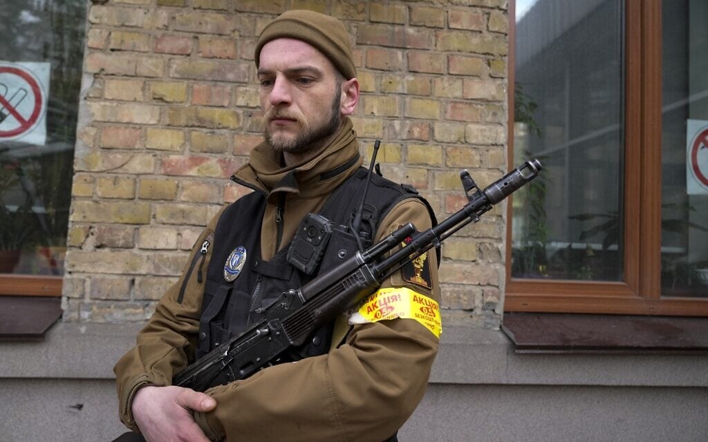 אזרח אוקראיני חמוש ברובה בסיור בקייב, 27 בפברואר 2022 (צילום: AP Photo/Efrem Lukatsky)