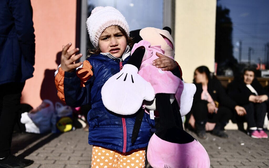 ילדה אוקראינית מחזיקה בובה ליד הגבול ההונגרי, 27 בפברואר 2022 (צילום: AP Photo/Anna Szilagy)