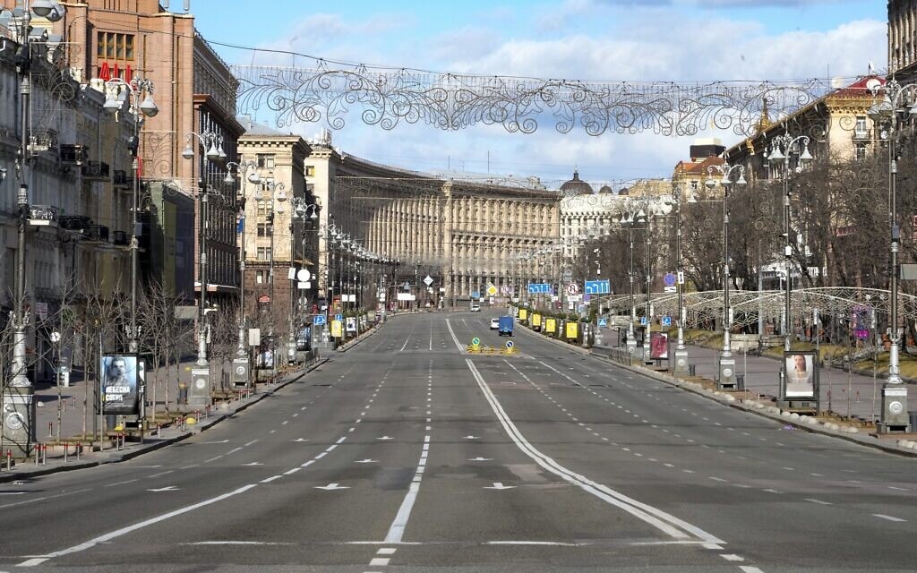 הרחוב הראשי בקייב, אוקראינה, עומד שומם בעקבות העוצר שהוכרז בעיר, 27 בפברואר 2022 (צילום: AP Photo/Efrem Lukatsky)