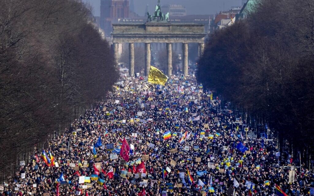 מפגינים צועדים ברחוב 17 ביוני בברלין במחאה על פלישת רוסיה לאוקראינה, 27 בפברואר 2022 (צילום: Markus Schreiber, AP)