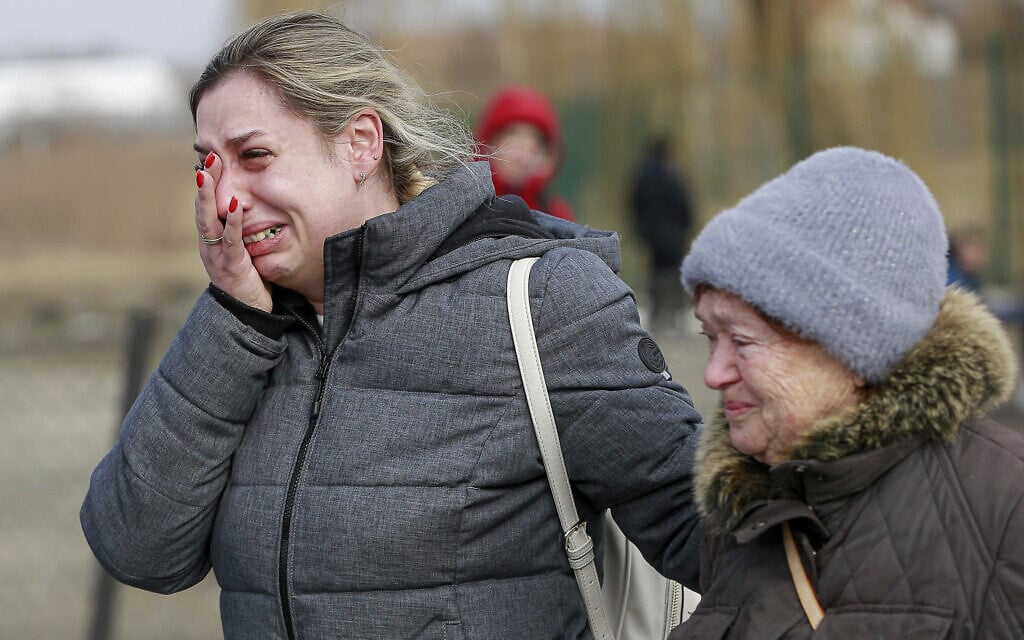 פליטה מאוקראינה בעיר מדיקה, לאחר שחצתה את הגבול לאוקראינה,27 בפברואר 2022 (צילום: Visar Kryeziu, AP)