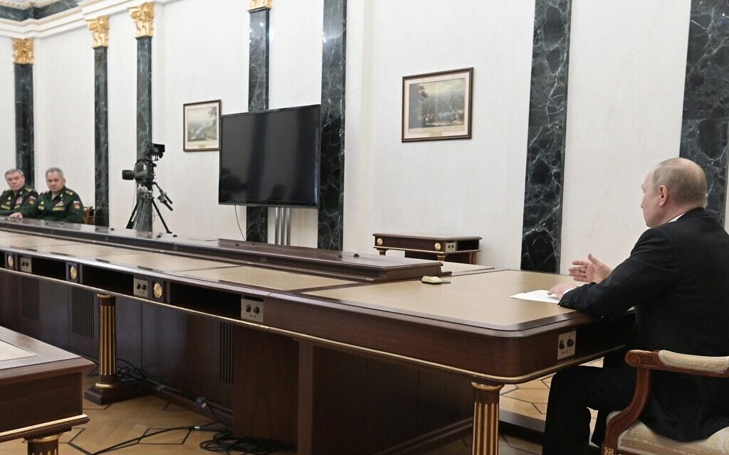 נשיא רוסיה ולדימיר פוטין משוחח עם שר ההגנה סרגיי שויגו ועם מפקד הצבא הרוסי ולרי גרסימוב במוסקווה, 27 בפברואר 2022 (צילום: Alexei Nikolsky, Sputnik, Kremlin Pool Photo via AP)