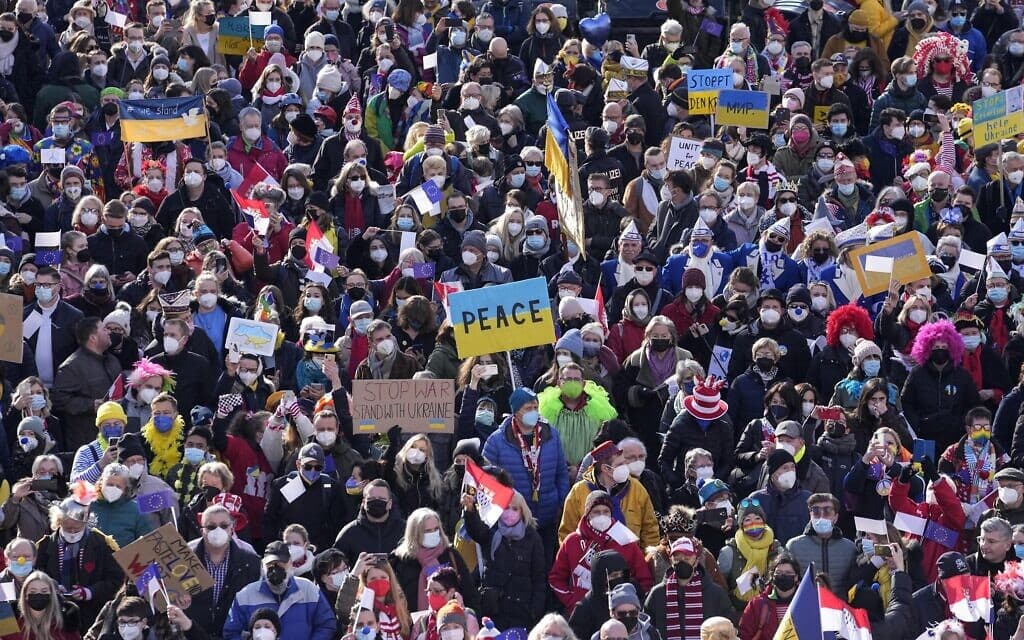 משתתפים בקרנבל השנתי בקלן צועדים במחאה נגד הפלישה הרוסית לאוקראינה, 28 בפברואר 2022 (צילום: Martin Meissner, AP)