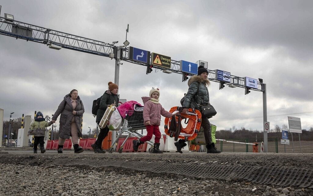 פליטים מאוקראינה במעבר הגבול בעיר מדיקה שבפולין, 28 בפברואר 2022 (צילום: Visar Kryeziu, AP)