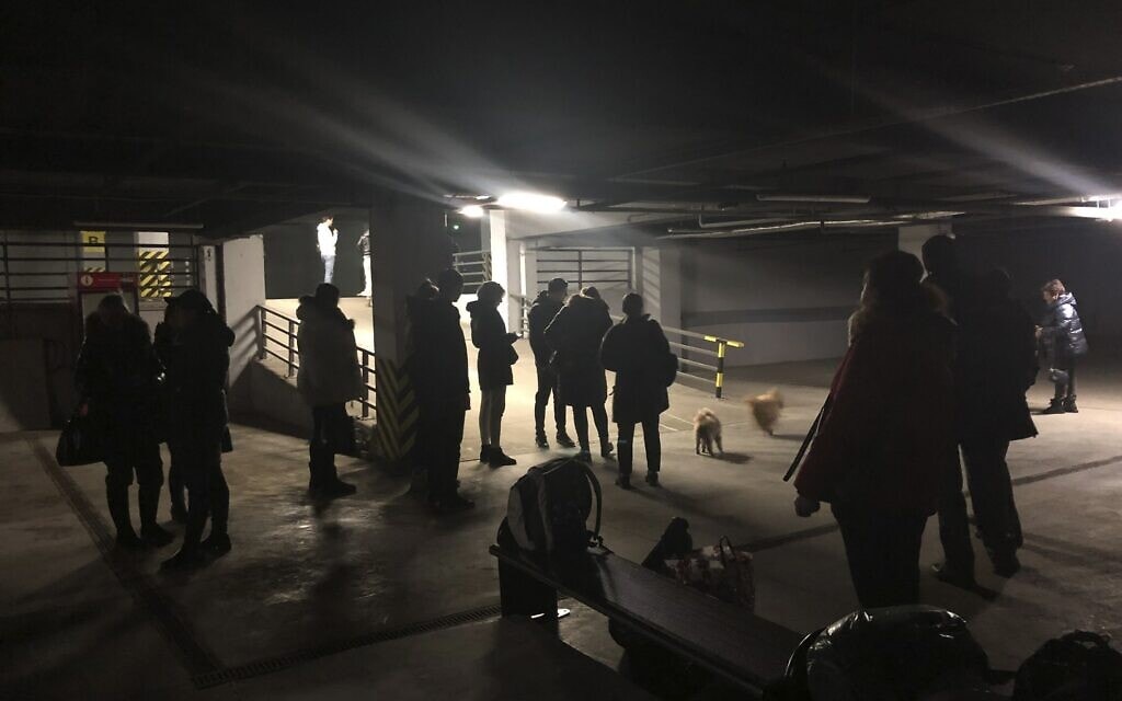 אנשים עומדים בחניון תת קרקעי המשמש כמקלט באודסה שבאוקראינה, 28 בפברואר 2022 (צילום: Sergei Grits, AP)