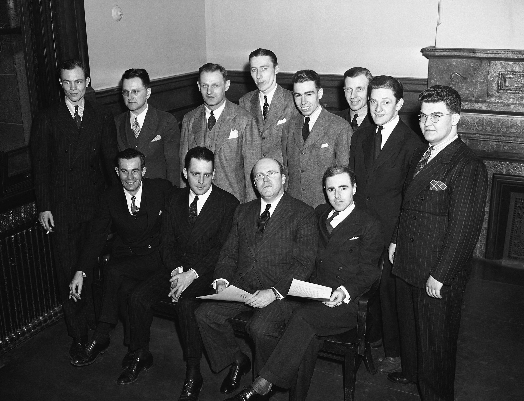 המשפט של חברי החזית הנוצרית בניו יורק, 9 באפריל 1940. משמאל לימין: לארוי קיגן, ג&#039;ון ויברוק, ליאו הילי (עורך הדין שהגן על 11 מחברי החזית הנוצרית) וג&#039;ון קסידי. בשורה האחורית, משמאל לימין: ג&#039;ון פ&#039; קוק, ניק ארנקה, מקלין בוטיגר, פרנסיס מלון, אדוארד וולש, מייקל ויל, ג&#039;ון גראף, ויליאם בושנל (צילום: AP Photo)