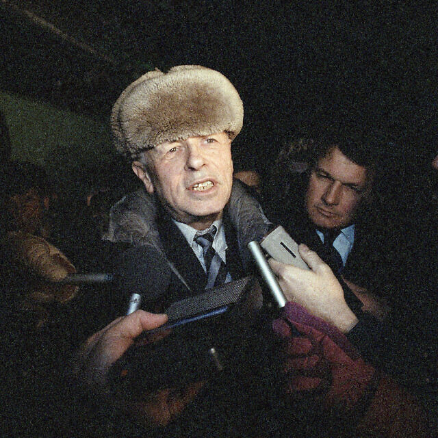 אנדריי סחרוב חוזר למוסקבה אחרי שבע שנות גלות בדצמבר 1986 (צילום: AP Photo)