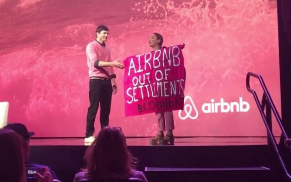 מפגינה נגד Airbnb בעקבות האפשרות לשכור דירות בהתנחלויות, 19 בנובמבר 2016 (צילום: יוטיוב)