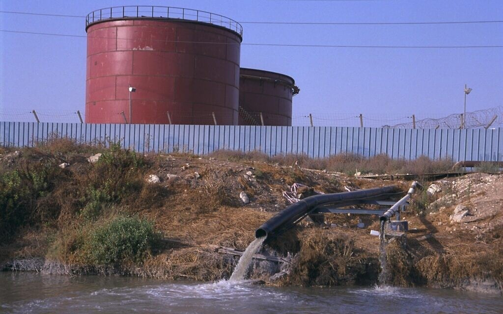 מים מזוהמים מפסולת המפעלים הפטרוכימיים במפרץ חיפה נשפכים לנחל הקישון, יוני 2000 (צילום: משה מילנר/לע&quot;מ)