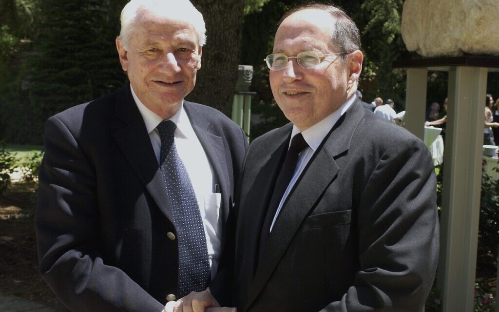 אליקים רובינשטיין וגבריאל בך בטקס מינוי שופטים ב-2004 (צילום: משה מילנר/לע&quot;מ)