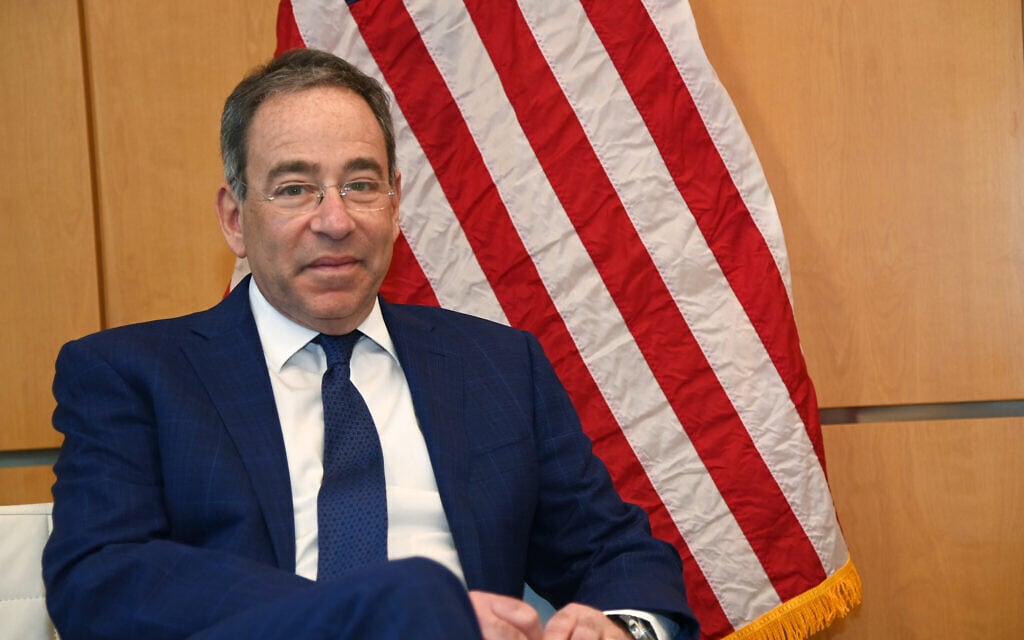 שגריר ארה"ב בישראל תומאס ניידס בלשכתו, 7 בפברואר 2022 (צילום: David Azagury / US Embassy)