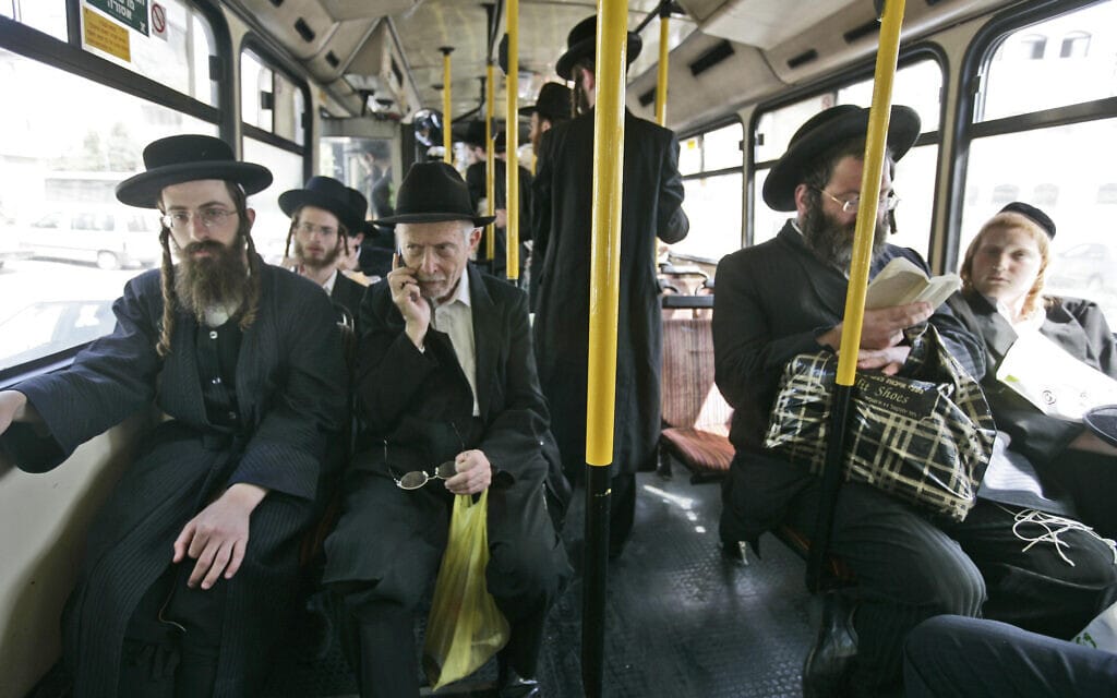 גברים חרדים באוטובוס. אילוסטרציה (צילום: אביר סולטן/פלאש90)