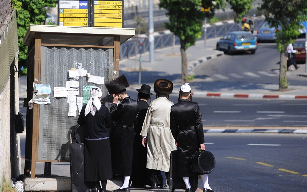חרדים ממתינים בתחנת אוטובוס בירושלים. אילוסטרציה (צילום: מנדי הכטמן/פלאש90)