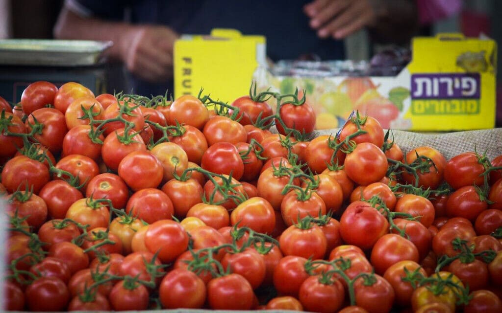 דוכן עגבניות בשוק. אילוסטרציה (צילום: פלאש90)