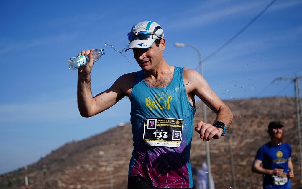 משתתף מרתון עם בקבוק מים. אילוסטרציה (צילום: הלל מאיר/פלאש90)