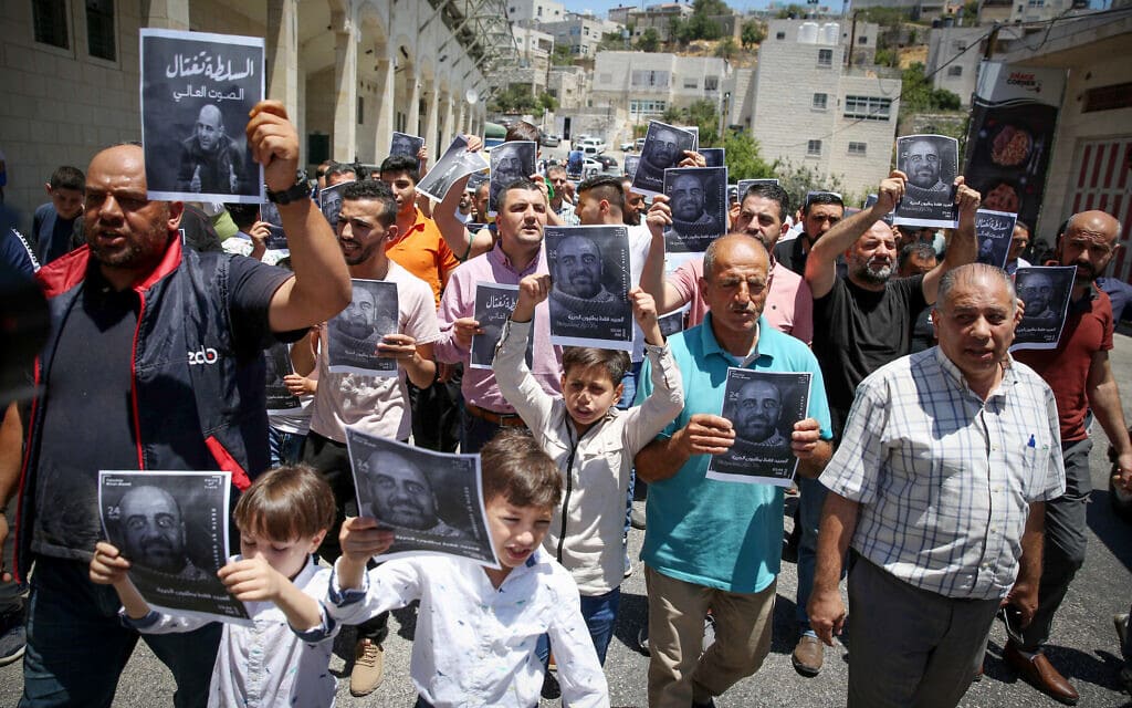 People take part in a protest over the death of Palestinian human rights activist Nizar Banat, in the West Bank city of Hebron, on July 2, 2021. Photo by Wisam Hashlamoun/Flash90 *** Local Caption *** הפגנה
חברון
פעיל
זכויות
אדם
חברון
מת
גופה
פלסטיני
פלסטינים
נורה
כוחות People take part in a protest over the death of Palestinian human rights activist Nizar Banat, in the West Bank city of Hebron, on July 2, 2021. Photo by Wisam Hashlamoun/Flash90 *** Local Caption *** הפגנה
חברון
פעיל
זכויות
אדם
חברון
מת
גופה
פלסטיני
פלסטינים
נורה
כוחות