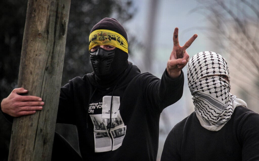 צעירים פלסטינים מפגינים בשכם, 11 בפברואר 2022 (צילום: Nasser Ishtayeh/Flash90)