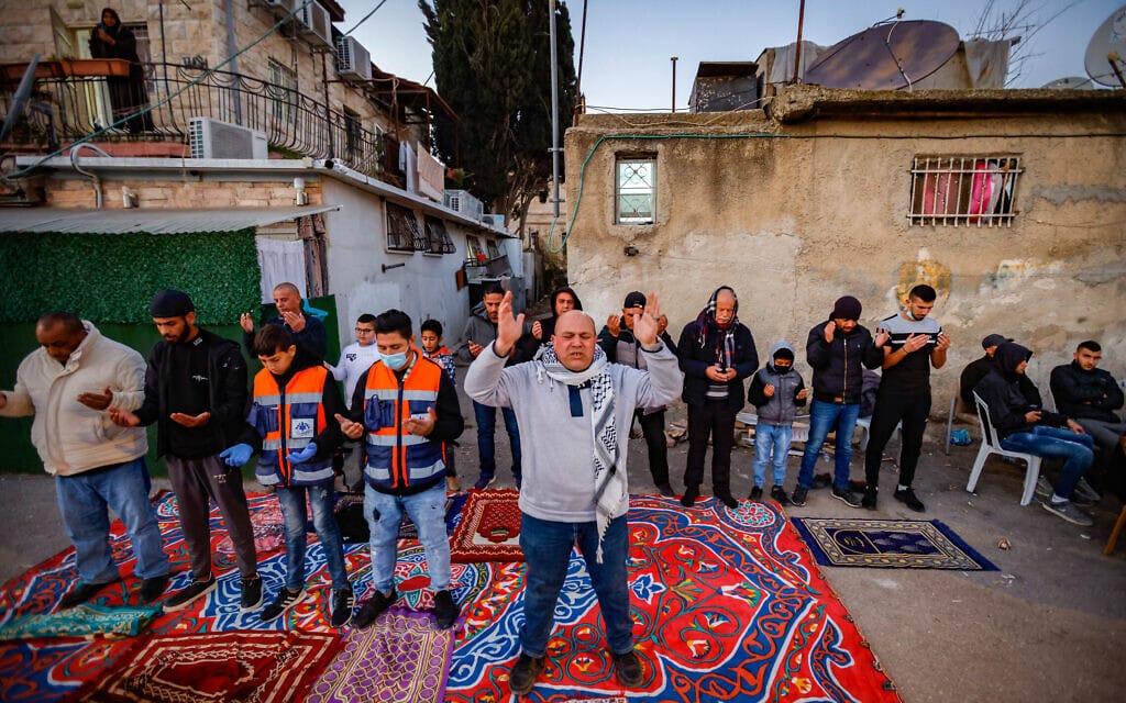 מוסלמים מתפללים בשכונת שייח' ג'ראח בהפוגה בהפרות הסדר והעימותים שם, 14 בפברואר 2022 (צילום: יוסי זמיר/פלאש90)