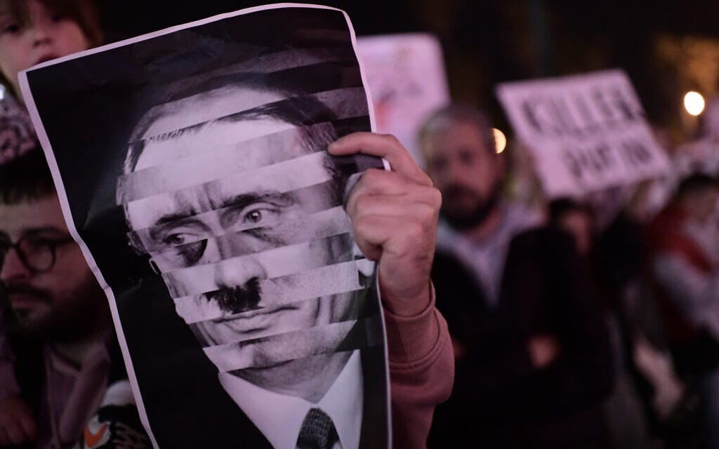 מפגינים מוחים מול שגרירות רוסיה בתל אביב, 24 בפברואר 2022 (צילום: תומר נויברג, פלאש 90)