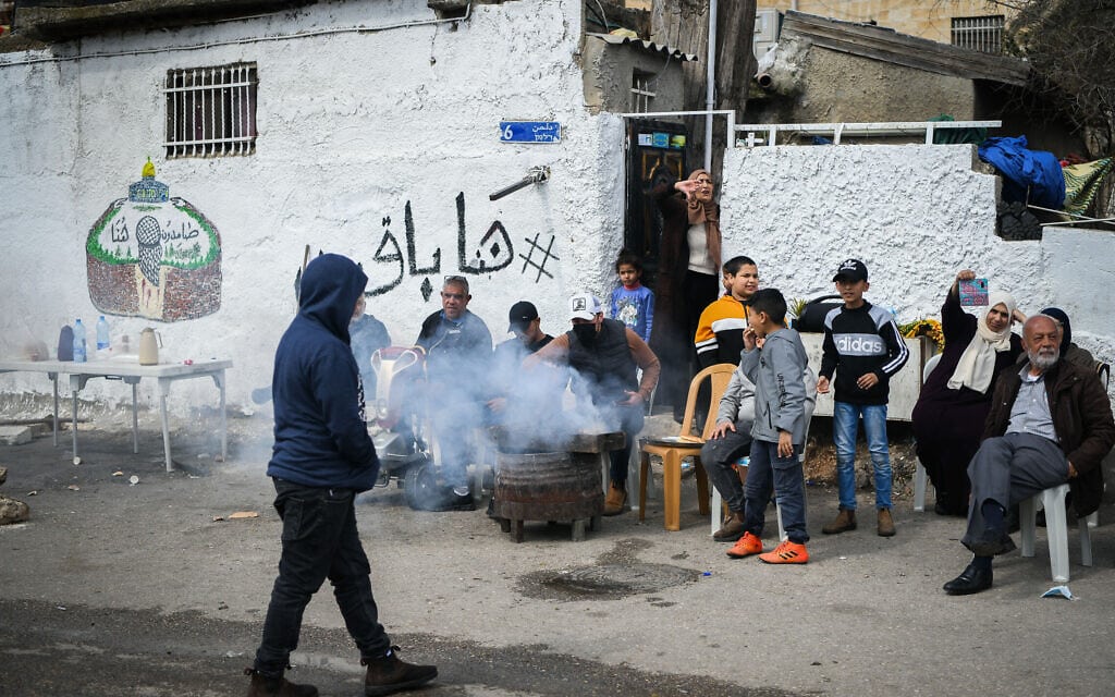 פלסטינים בשייח' ג'ראח נאספים מול הלשכה המאולתרת של ח"כ איתמר בן-גביר בשייח' ג'ראח ופותחים בחינגה במחאה, 27 בפברואר 2022 (צילום: Arie Leib Abrams/Flash90)