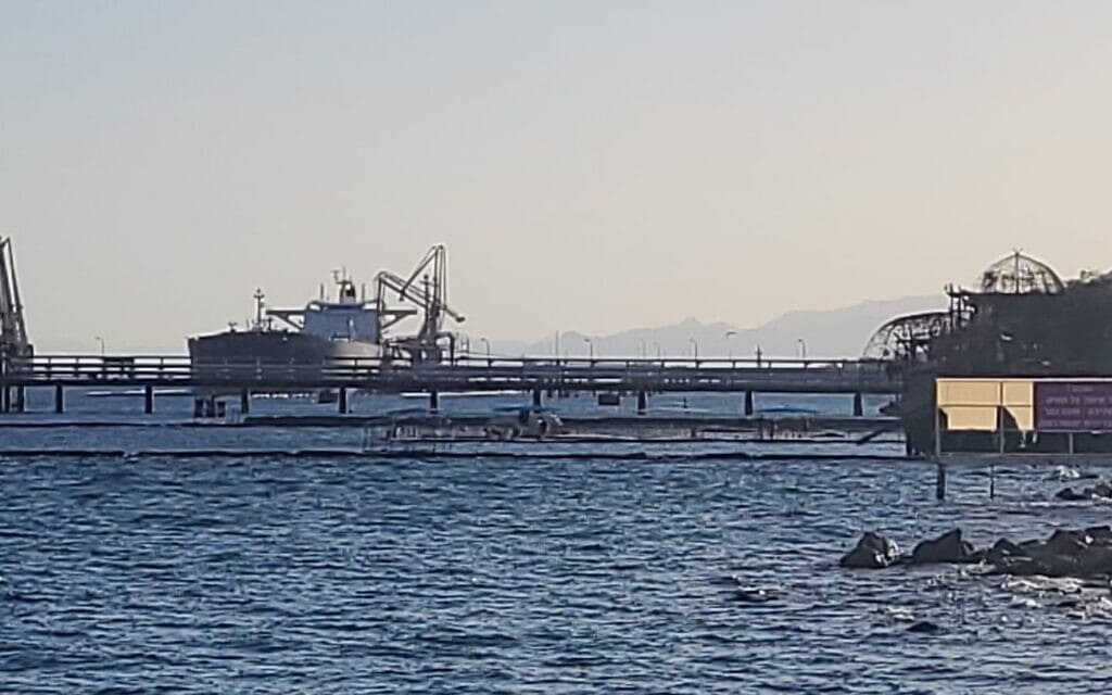 מכלית הנפט FLEVES בנמל אילת (צילום: גיא תגר, אילת)