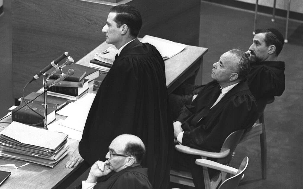 התובע גבריאל בך במשפטו של אדולף אייכמן בבית העם בירושלים, 18 באפריל 1961 (צילום: לע&quot;מ)