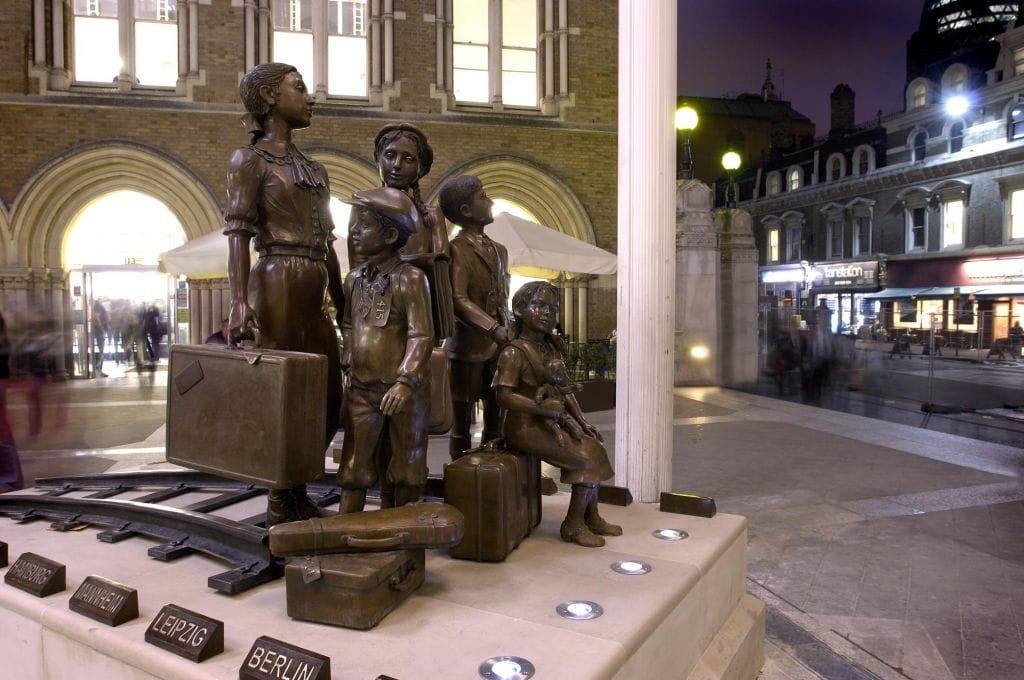 פסל לכבוד ילדי הקינדר־טרנספורט מחוץ לתחנת הרכבת ברחוב ליברפול, לונדון (צילום: John Chase, 2006)
