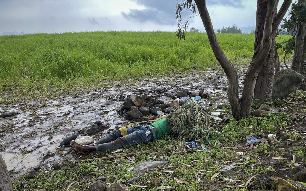 גופת אדם מת לא מזוהה בחבל אמהרה באתיופיה בזמן מלחמת תיגראי, 2021 (צילום: AP Photo, File)