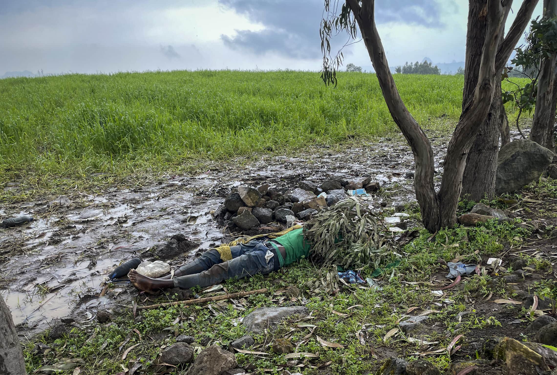 גופת אדם מת לא מזוהה בחבל אמהרה באתיופיה בזמן מלחמת תיגראי, 2021 (צילום: AP Photo)