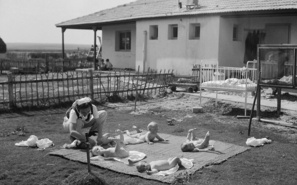 אמבטיית שמש בחצר בית התינוקות בקיבוץ גת, 1946 (צילום: אוסף מטסון שירותי צילום באדיבות ספריית הקונגרס של ארה"ב, מתוך הספר "שי לילדינו")