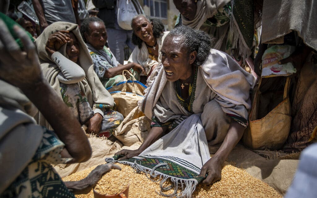 חלוקת מזון בזמן המלחמה בתיגראי, אתיופיה, 2021 (צילום: AP Photo/Ben Curtis, File)