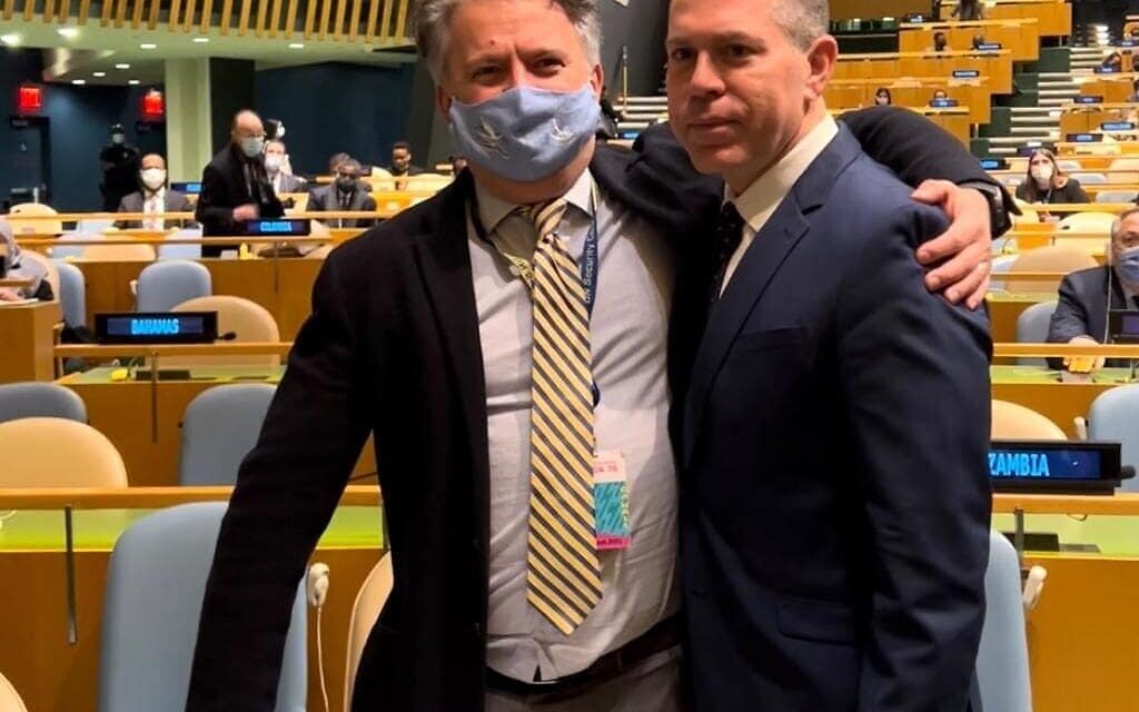 שגריר ישראל באו"ם גלעד ארדן ושגריר אוקראינה באו"ם סרגיי קיסליציה, 28 בפברואר 2022 (צילום: שגרירות ישראל באו"ם) שגריר ישראל באו"ם גלעד ארדן ושגריר אוקראינה באו"ם סרגיי קיסליציה, 28 בפברואר 2022 (צילום: שגרירות ישראל באו"ם)