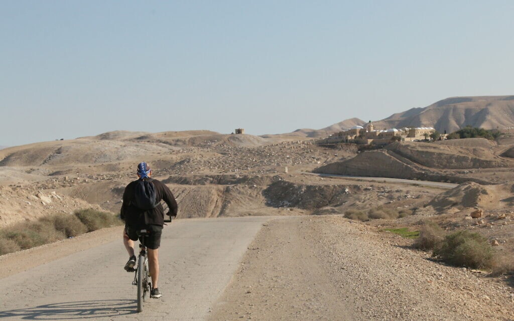 גבר רוכב על אופניים לכיוון נבי מוסא (צילום: שמואל בר-עם)