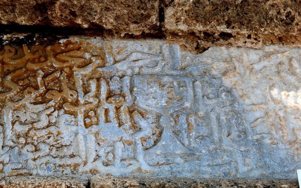 סמל הגביע של תנכיז על המקדש בנבי ימין (צילום: שמואל בר-עם)