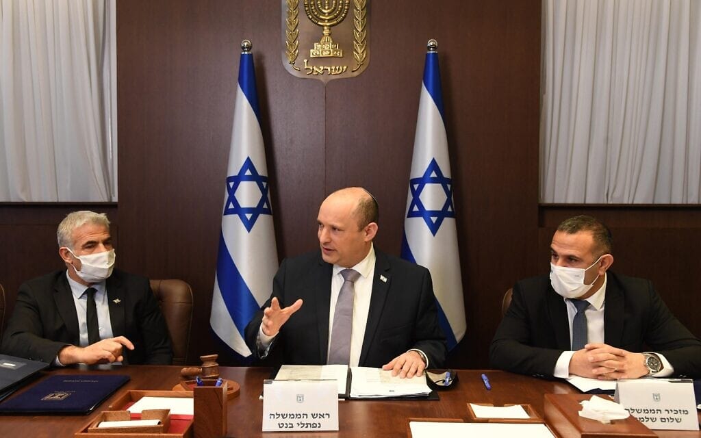 ראש הממשלה נפתלי בנט, ראש הממשלה החליפי ושר החוץ יאיר לפיד ומזכיר הממשלה שלום שלמה בישיבת הממשלה השבועית, 6 בפברואר 2022 (צילום: חיים צח, לע"מ) ראש הממשלה נפתלי בנט, ראש הממשלה החליפי ושר החוץ יאיר לפיד ומזכיר הממשלה שלום שלמה בישיבת הממשלה השבועית, 6 בפברואר 2022 (צילום: חיים צח, לע"מ)