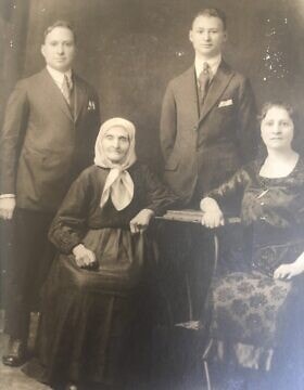 איזידור אברמוביץ (למעלה משמאל) עם בני משפחתו (צילום: באדיבות מרטין אברמוביץ)