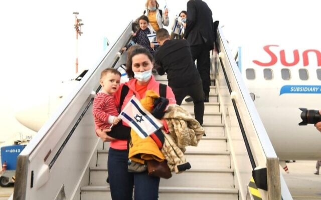 אנשי הסוכנות היהודית מקבלת את פליטות ופליטי אוקראינה בישראל (צילום: יוסי זליגר)