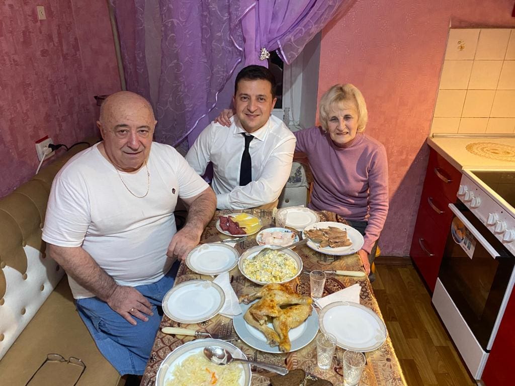 וולודימיר זלנסקי עם הוריו (צילום: עמוד הפייסבוק של נשיא אוקראינה)