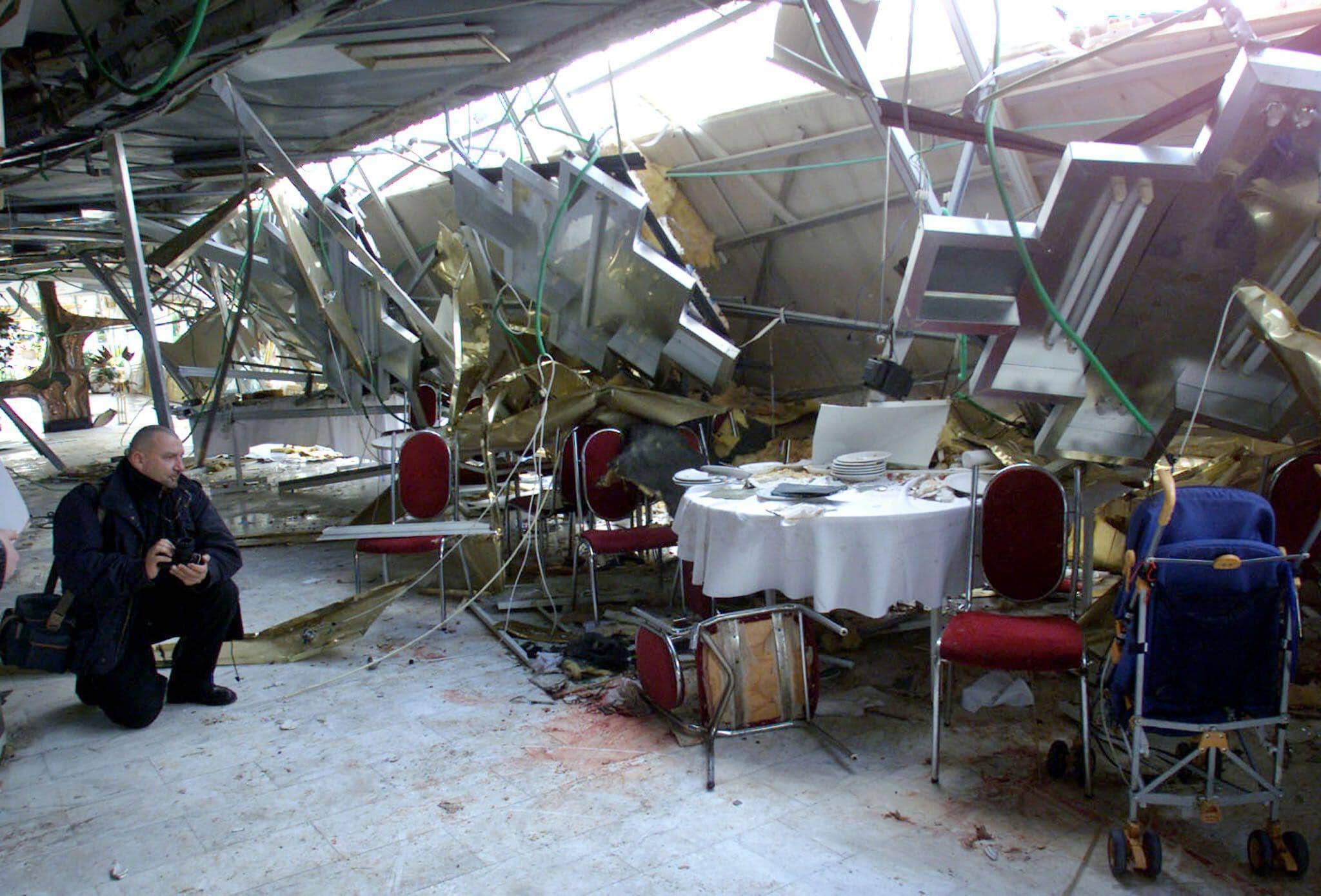 מלון פארק בנתניה אחרי פיגוע ההתאבדות ב-27 במרץ 2002 (צילום: Laszlo Balogh/Reuters via Alamy)