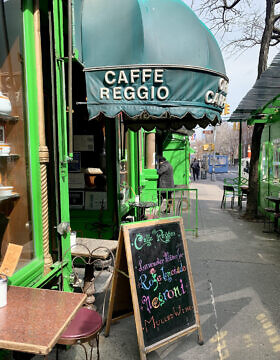 Caffe Reggio, שבו הגיש המהגר האיטלקי דומניקו פאריזי את הקפוצ&#039;ינו הראשון לתושבי אמריקה (צילום: ג&#039;קי היידנברג)