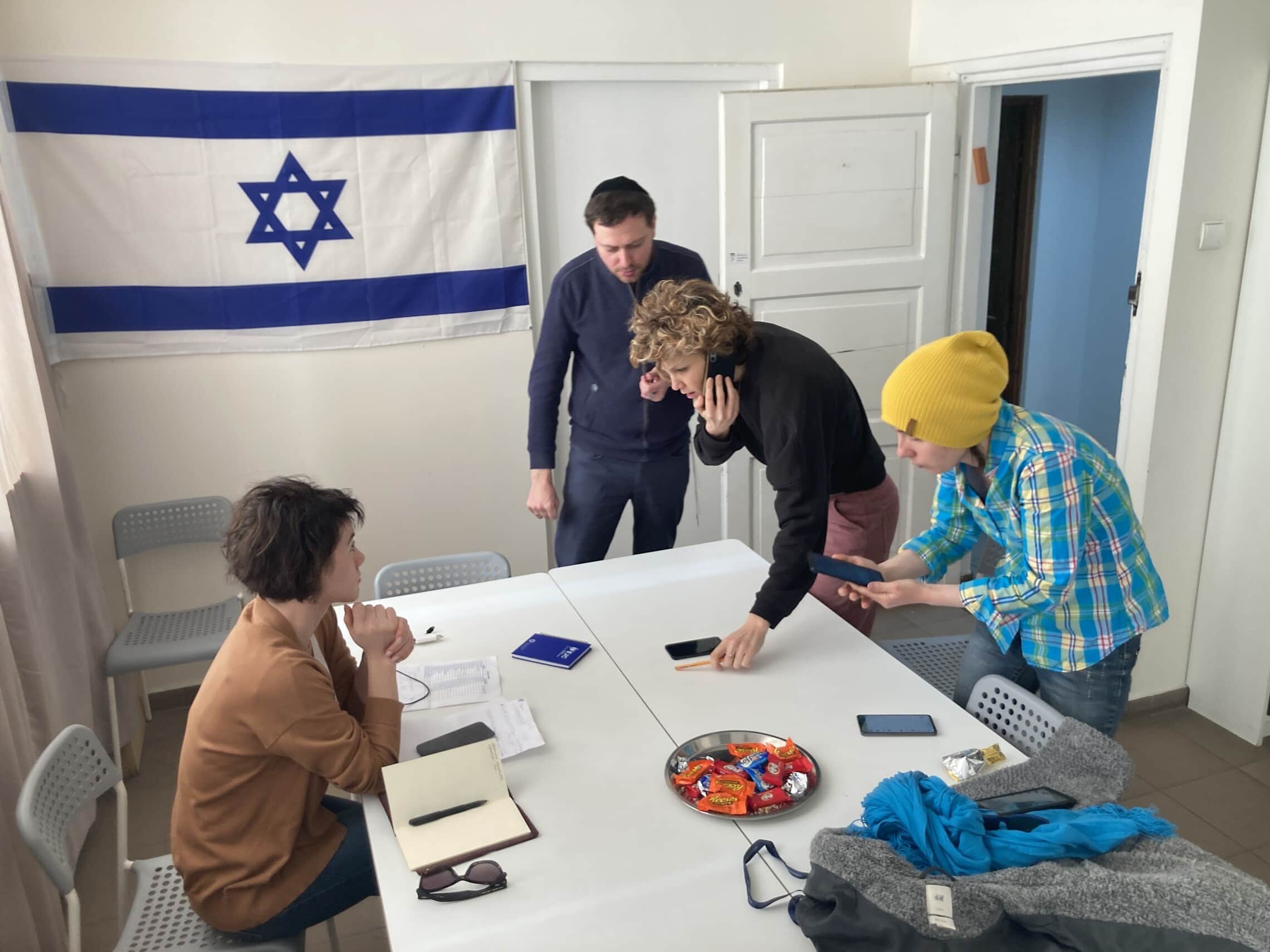 מתנדבים בחדר המצב של הקהילה היהודית בוורשה (צילום: טובי אקלסרוד)