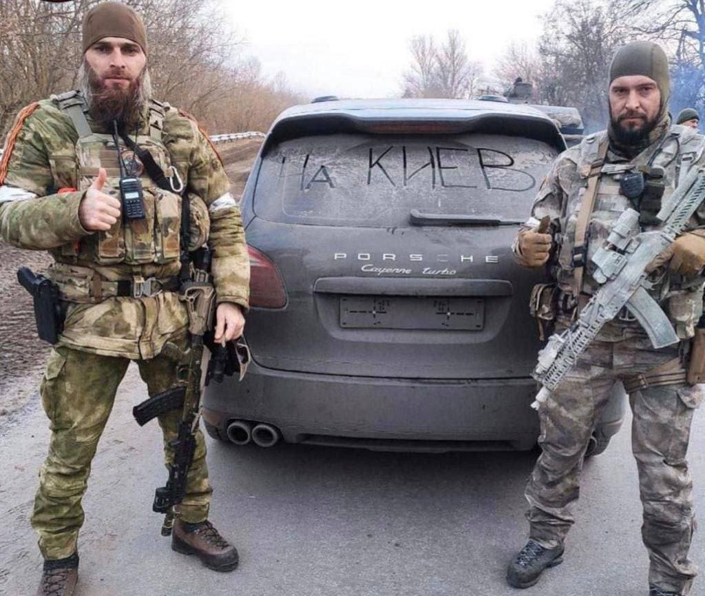 חיילי צבא רוסיה, כנראה צ&#039;צ&#039;נים, ליד רכב שנכתב עליו: &quot;לקייב&quot; (צילום: Канал Специального Назначения, טלגרם)