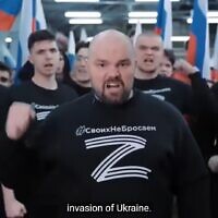 קבוצות שנאה רוסיות שמשתמשות בסימן ה-Z שמייצג את התקיפה הרוסית באוקראינה, צילום מסך מסרט של  Grunge