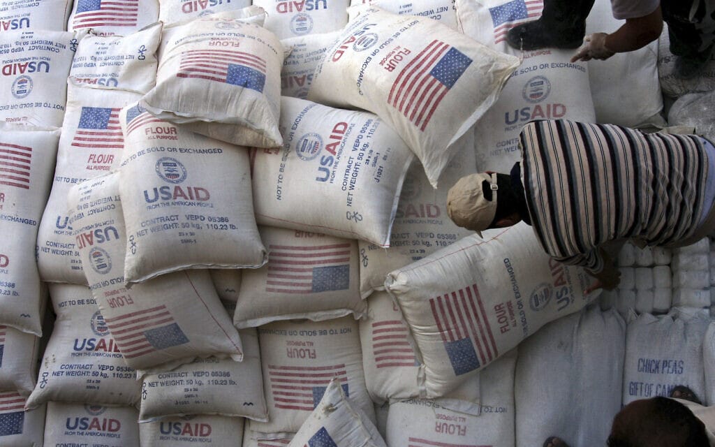 שקי קמח שנתרמו על ידי USAID בג&#039;נין, יוני 2008 (צילום: AP Photo/Mohammed Ballas)
