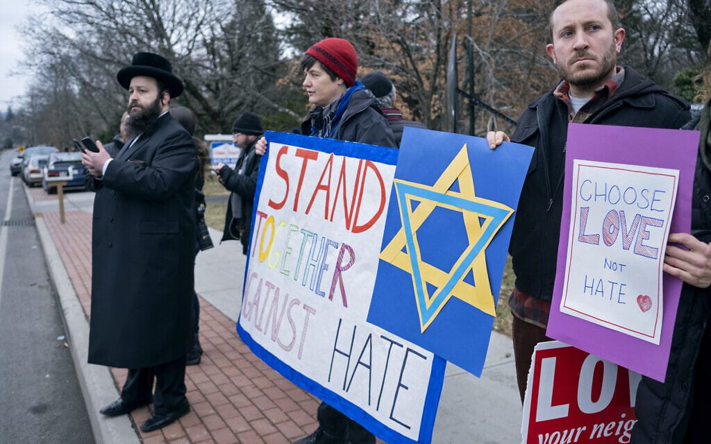 שכנים מתאספים להפגין את תמיכתם בקהילה היהודית ליד ביתו של רב במונסי, ניו יורק,29 בדצמבר 2019 (צילום: AP Photo/Craig Ruttle)