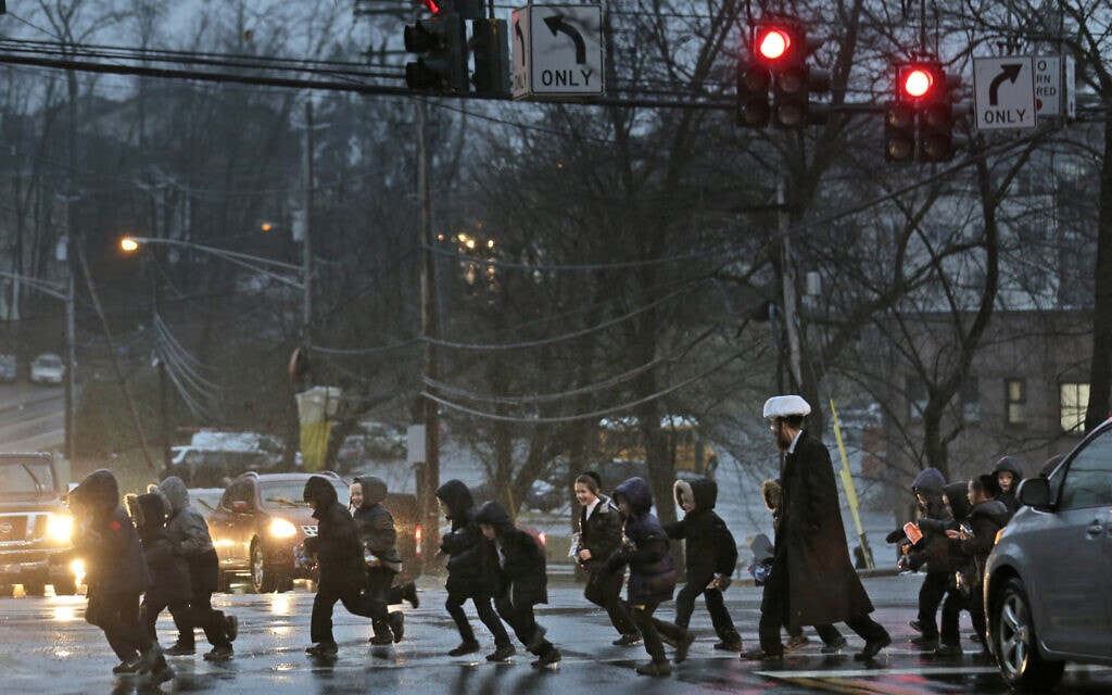 ילדים חרדים חוצים כביש במונסי, ניו יורק, 30 בדצמבר 2019 (צילום: AP/Seth Wenig)